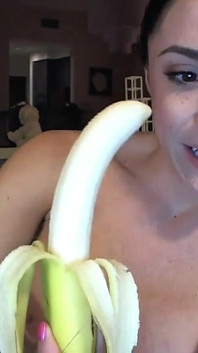 Cleo banana lagi asik nyepong kontol