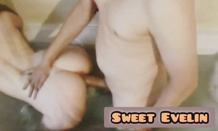 Holly couple: 漂亮热辣的希腊继妹在浴缸里被干