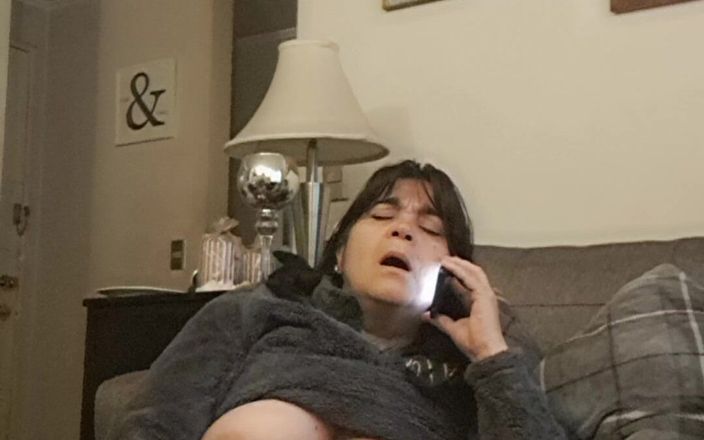 Mommy big hairy pussy: Cep telefonu görüşmesi orta yaşlı seksi kadının mastürbasyon yapmaya neden...