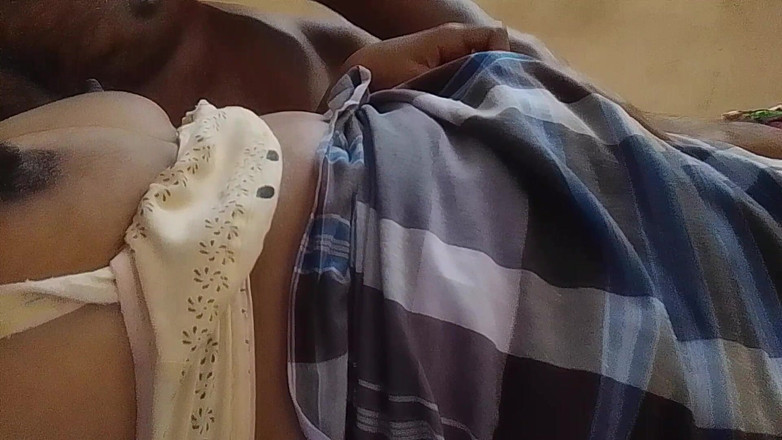 Skydreem1104: Marito massaggia il seno della moglie con le mani