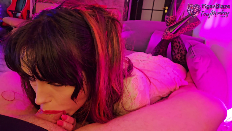 TigerBlazeFoxyMonkey: Гаряча дружина на леопардових підборах і з густим макіяжем занурює мій член так глибоко, що у неї блювотний рефлекс