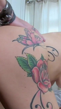 Piercingli dövmeli Jesse Miloseviç büyük yaraklı adam Luke Hotrod tarafından sikiliyor