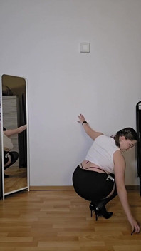 Une Secrétaire Sexy Fait Du Nettoyage - Penchez-vous Et Sous La Ju