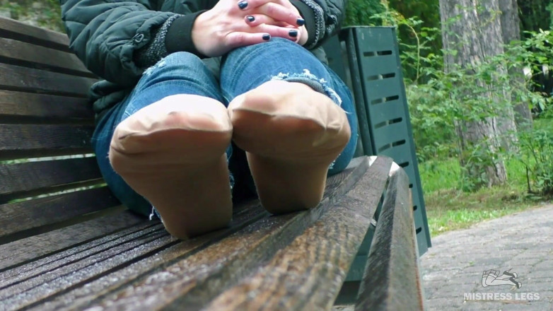 Mistress Legs: Cewek imut dengan kaus kaki nilon ngentot di luar ruangan...