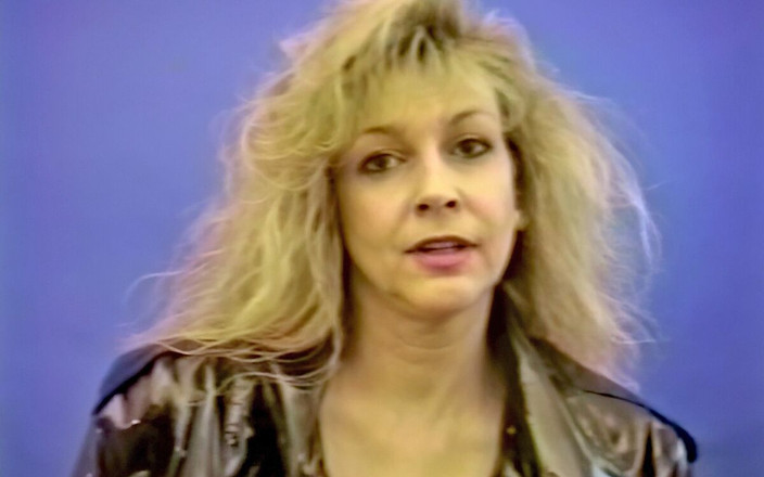 Real Sex Pass: Кончает в ее руки, и она трет сперму в ее сиськи