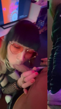 Uma escrava sexual, submissa diante de um pau lindo em facefucking no Dia dos Namorados vanessabitchx parischiennetrvprod⁹¹