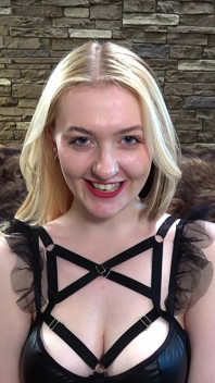 Britânica loira em pvc diz como masturbar seu pau joi