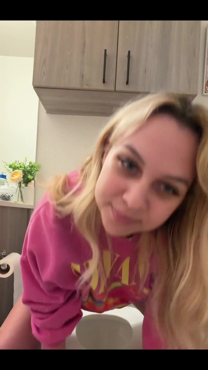 Tiffstreatsxoxo: Pișându-mă în toaleta celui mai bun prieten al meu! Gata pentru...