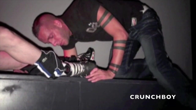 Sneaker gay: Sneaker-onderwerping in een openbare bar met scally-jongens