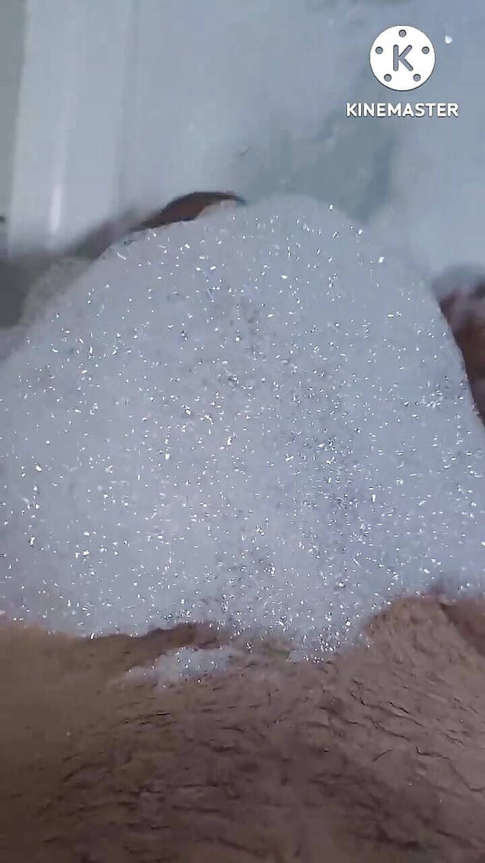 Shahzad1024: Сильная Pennis мастурбирует в моечной ванне