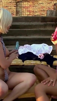 Curvă blondă dură lesbiană 69: lins de pizdă umedă și masturbare cu curul sexy