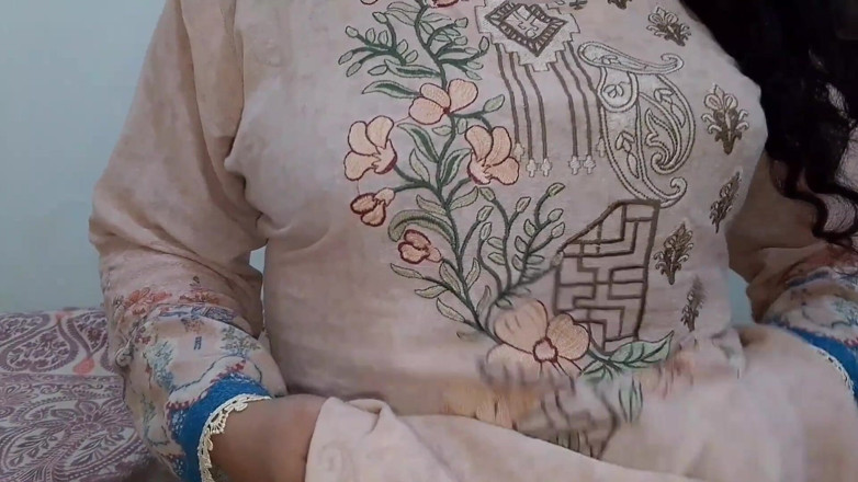 QueenbeautyQB: La matrigna indiana sorprende il figliastro a guardare un video...