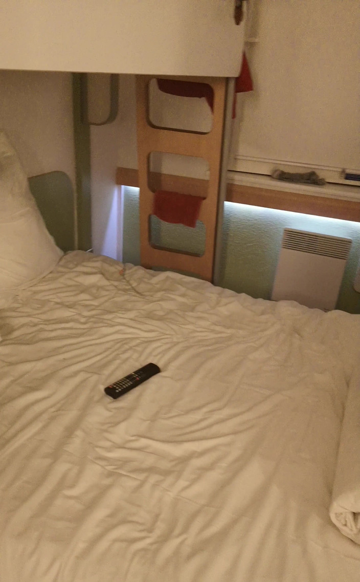 Amadeus: Sadece sana odamı göster ve sonra yarın Paris'e gidiyorum umarım...