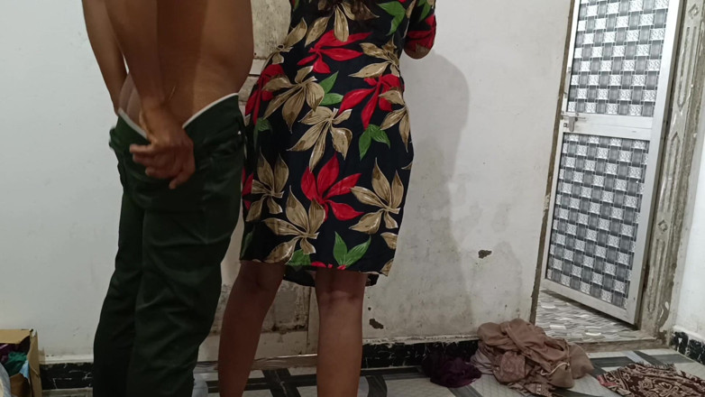 Bhabhi UP: 今天继兄，你的继兄出去了，很快就和我做很多了。