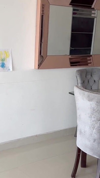 Una persona sexy del settore immobiliare visita casa mia e io la scopo