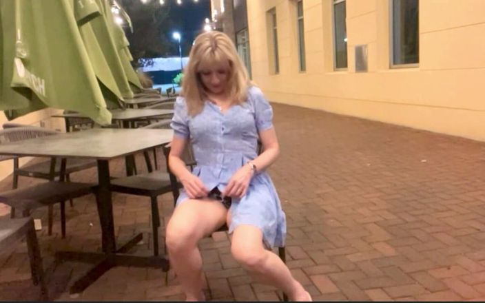 Public Paulina: Paulina zieht sich aus und masturbiert draußen im restaurant