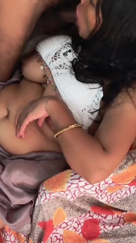 Une bhabhi indienne mature sexy à gros nichons fait l’amour avec son devar maigre et reçoit un facial