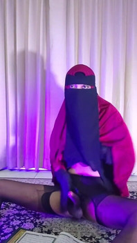 Arab Crossdresser Fuck Dildo