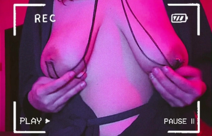 Mrs_KittyCat: 피어싱된 젖탱이로 노는 섹시한 밀프