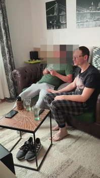 Tuttofare Etero Curioso Sedotto Dal Gay E Viene Spompinato Sul Divano Mentre Gioca