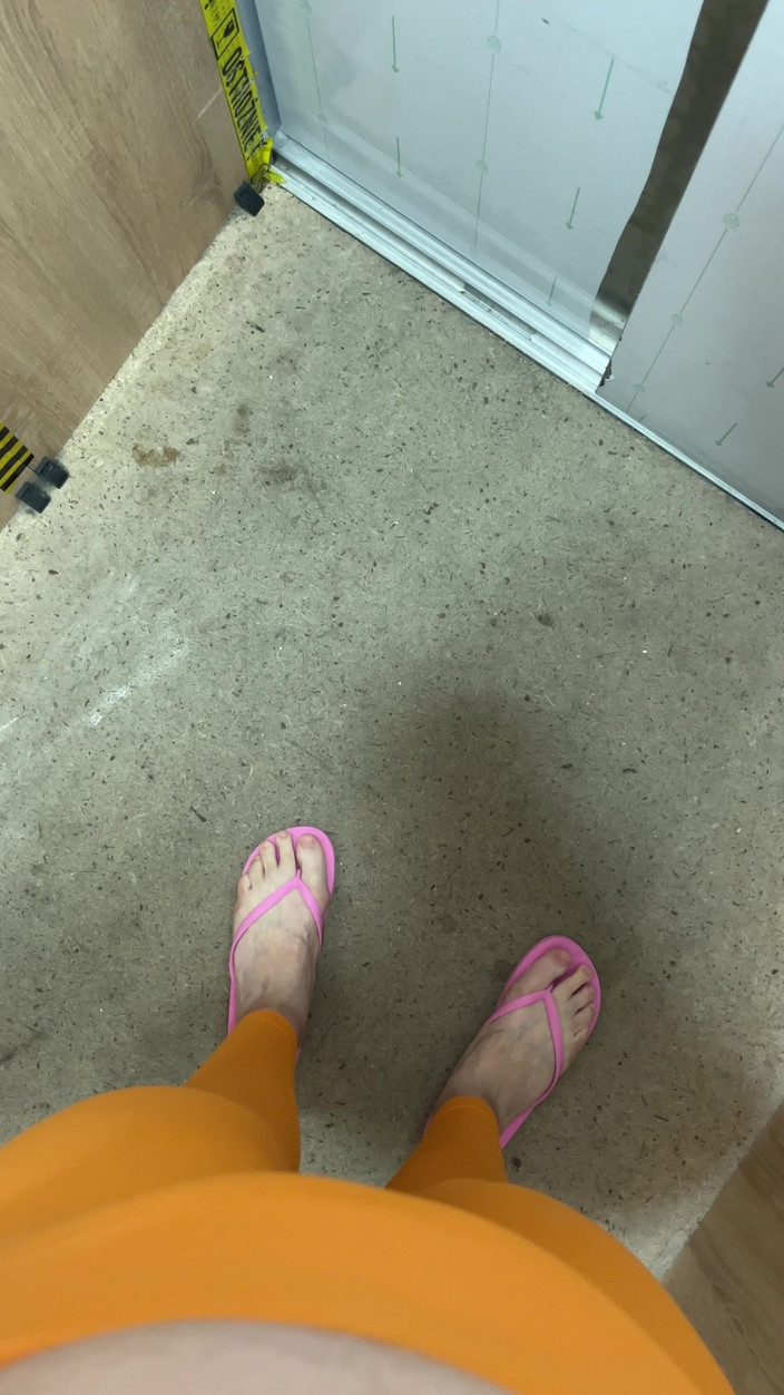 Feet: Saya suka berjalan dengan sandal jepit merah muda