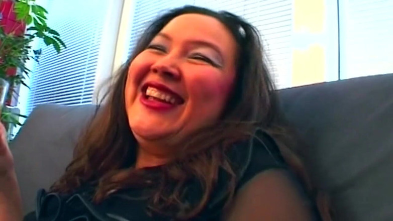 Onlyxfans: Seductive MILF Enjoys Deep Bottle Penetration and Sloppy Tongue Action