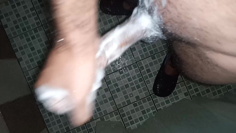 Cute boy jerks off: У блаженстві з милом і водою, які швидше прийшли до хлопця