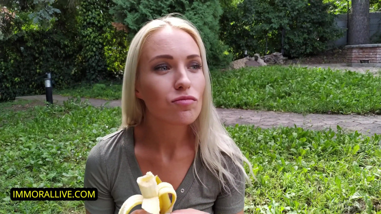 Immoral Family: Suka blondynka bierze dziewictwo stepbro - gorąca stepsis wraca do domu...