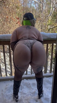 Snow Hoe: Twerk & Titty Play