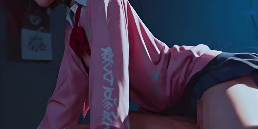 AItuner VR: 야간 유혹 - 빨간 활을 풀고, 파란 치마를 들어 올리고, 부드러운 빛 아래에서 노출되는 비밀 젖꼭지