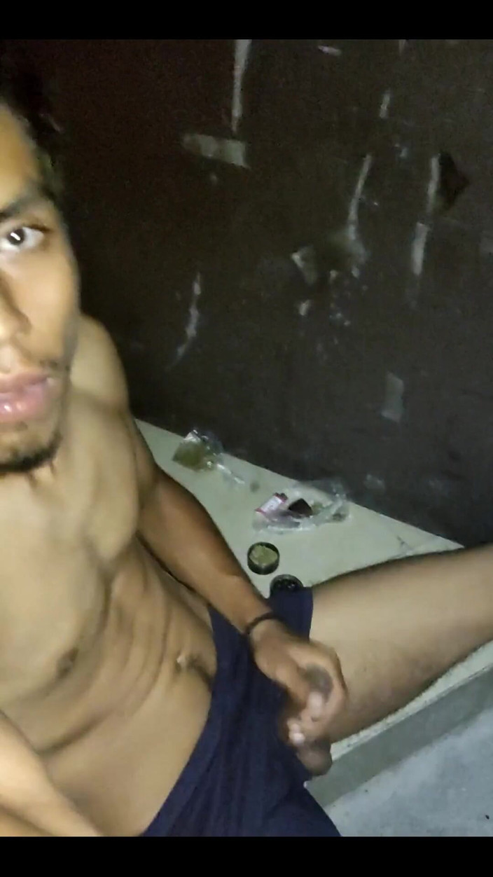 AlexAlejandro13: Buenas Noche门廊在房子里，驱逐牛奶