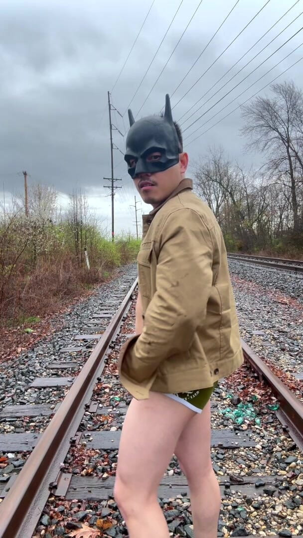 Barenakedmuscles: Exhibition ferroviaire trempée de pluie, un morceau asiatique musclé se...