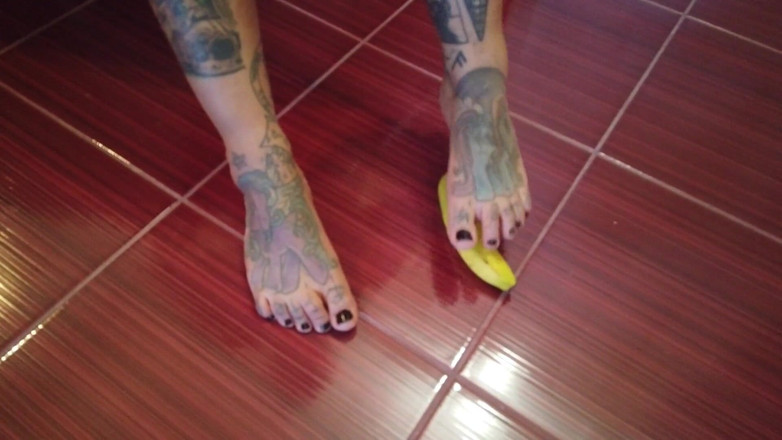 Fetish videos by Alex: Une banane se fait piétiner par une MILF blonde tatouée