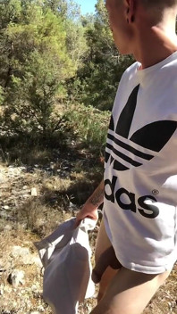 Twink solo riscant - pulă mare și abs se masturbează în zona interzisă în aer liber Ejaculare uriașă