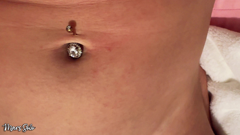 Mars solo: POV Hraní s mým břichem knoflíkový prsten