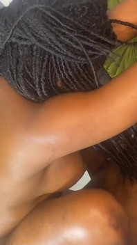 Ratu seksi toket besar lagi asik ngentot kontol besar pria kulit hitam sampai memeknya dicrot di kontol besar