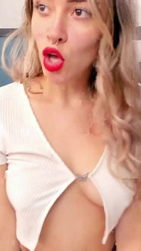 Una Latina Rubia Con Un Gran Trasero Solo Quiere Ser Follada En Su Habitación Todas Las Mañanas