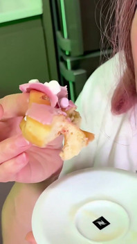 私は彼の尻を舐めてから、精液で満たされたドーナツを本物の尻軽に食べた