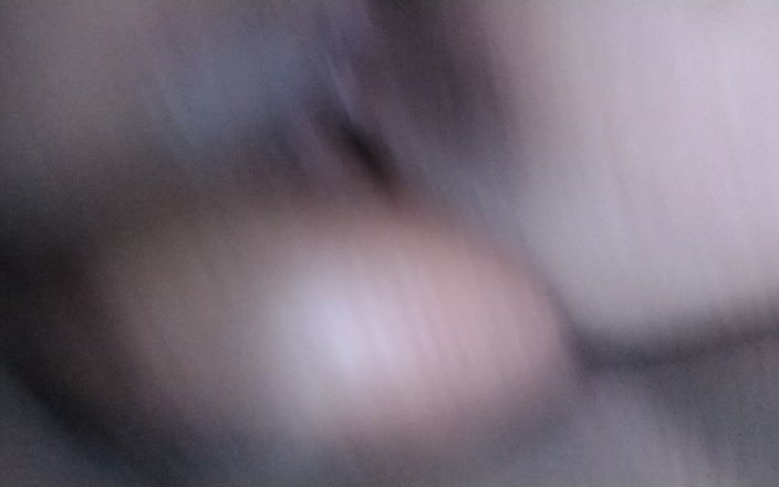 AngyAmazon: 我的黑公牛在我深蹲时张开我的菊花并粗暴地操我