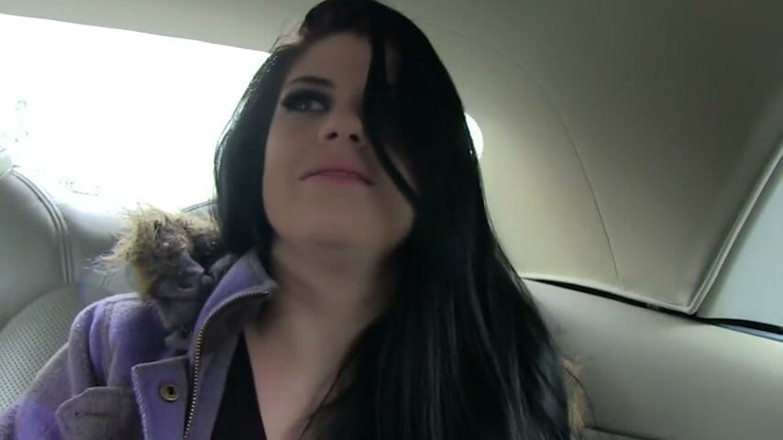 German amateur - 100% German hardcore videos: Brunette semok dijemput sebelum kencing di luar ruangan