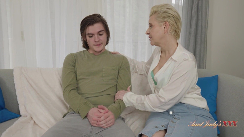 Aunt Judy's XXX: Ajudysxx - зрелая милфа-терапевт Bobbi Shay помогает ее одинокой пациентке