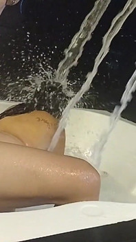 Il mio marito cornuto mi ribatte il culo e mi lecca la figa baciandomi sexy prima di un ruvido creampie alla pecorina