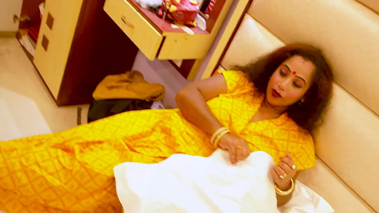 Queen star Desi: 배관공이 화장실에서 일하기를 기다리는 주부