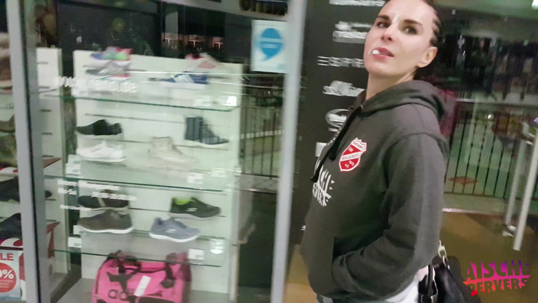 Aische Pervers: Foxy Duitse babe krijgt haar kutje geboord in een winkelcentrum