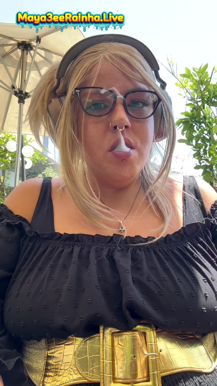 Goddess Maya3ee Rainha: Selamat Pagi, Dewi - MILF montel Brazil ritual merokok di luar