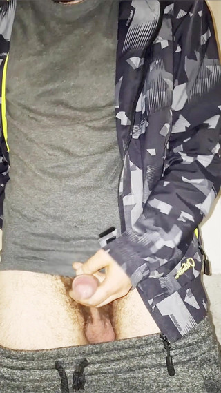 jerkofflover: 아침 일찍 일을 시작하면 화장실에서 오줌을 싸네