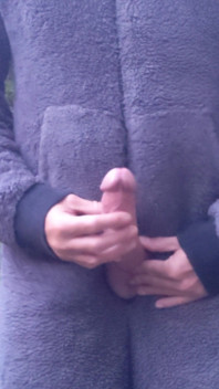 Grote harde onbesneden pik buitenshuis Onesie trekt close-up sperma af - Rockard Daddy