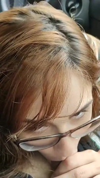 Bú cu của người lạ trong xe hơi