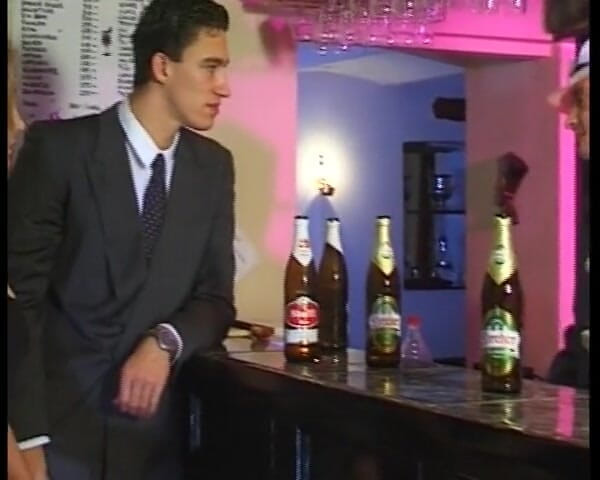Enjoy German porn: Si rambut merah Jerman matang dikongkek gangbang di atas meja...