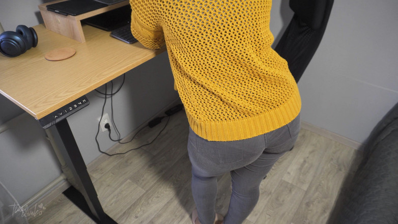 Teasecombo 4K: Heiße sekretärin in engen jeans neckt den arsch mit sichtbarem...